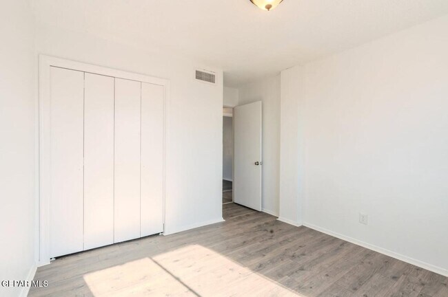 Building Photo - 226 Moon River St