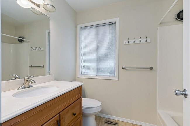 Building Photo - 320 Thistle Dr