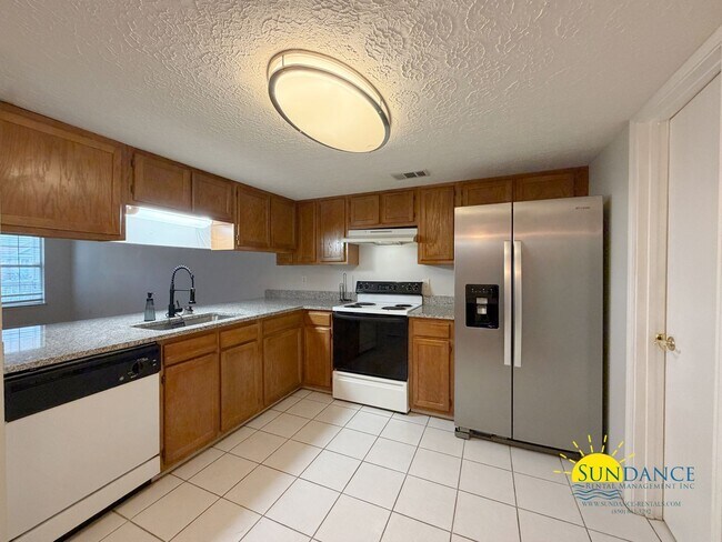 Building Photo - Gorgeous 2 Story Townhome in Fort Walton Beach!