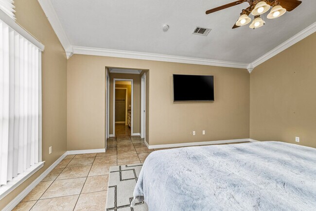 Building Photo - 4/2 Cantonment Property in Kings Road Neighborhood