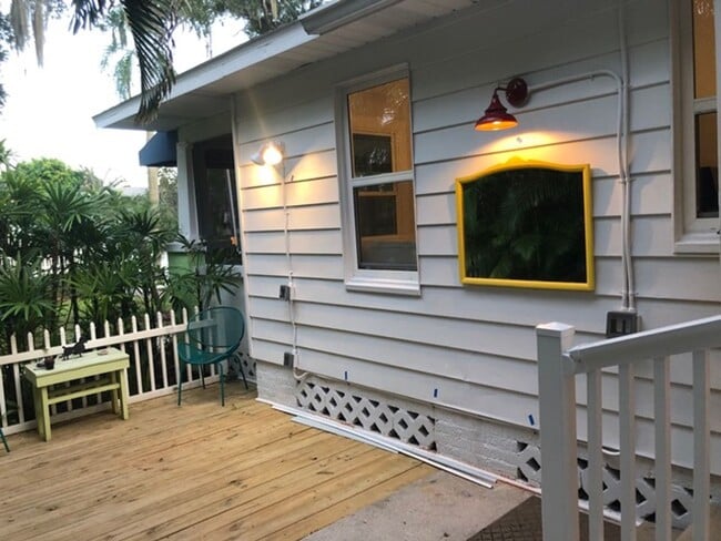 Building Photo - Charming two bedroom two bathroom cottage in North St. Petersburg Fully Updated.