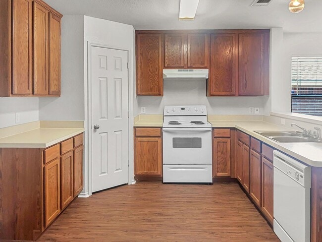 Building Photo - Spacious 1 Story Home!