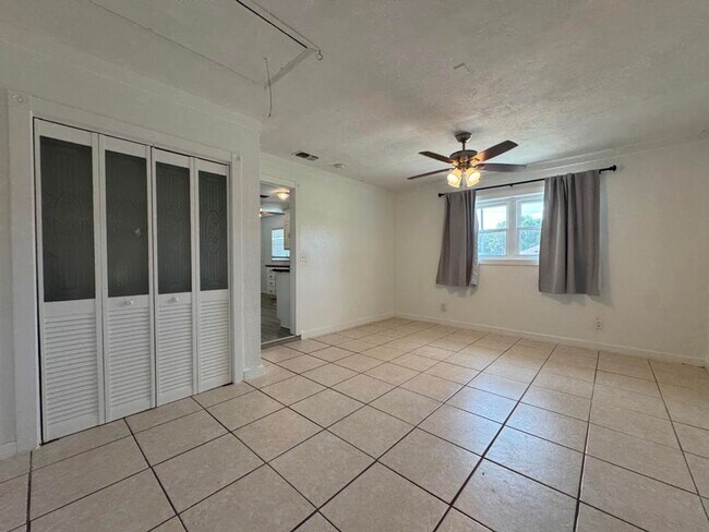 Building Photo - 3/2 Pool Home in Deltona Lakes