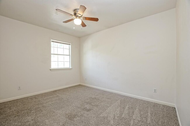 Building Photo - 101 S Mockingbird Cir