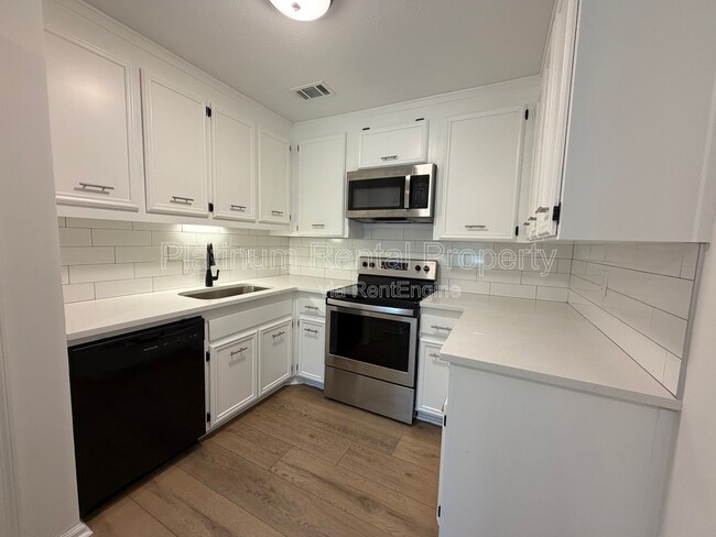 Building Photo - 335 Winding River Dr