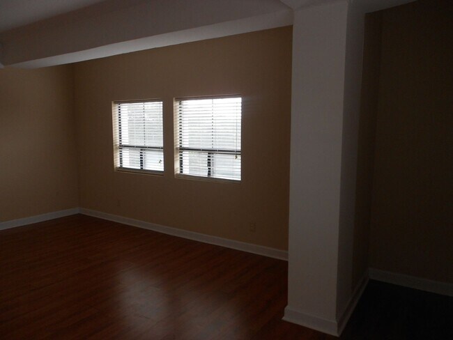 Building Photo - Cozy 2 Bedroom Apartment - Walk to UGA Cam...