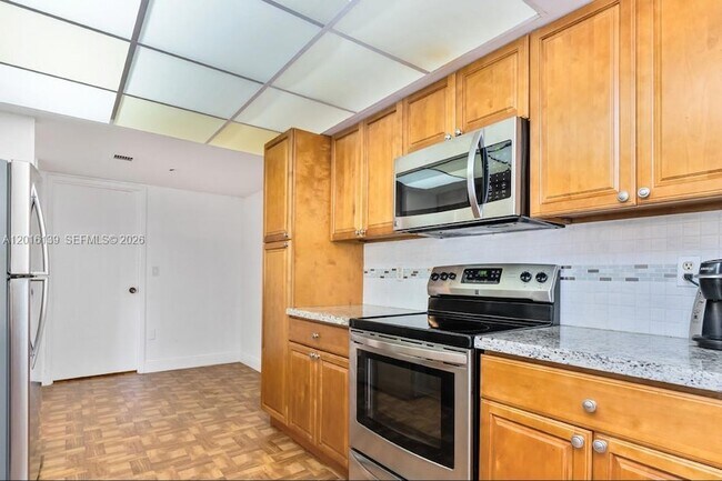 Building Photo - 825 Egret Cir