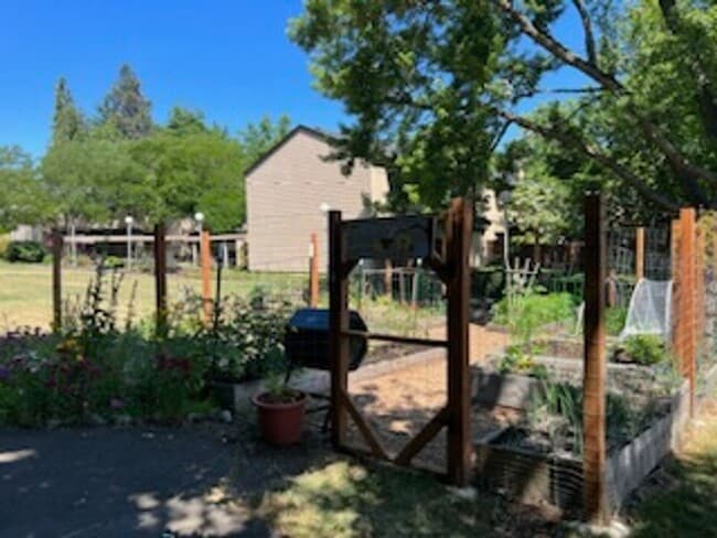 Building Photo - 2-Bedroom, 1.5-Bath Sunset Meadow Townhous...
