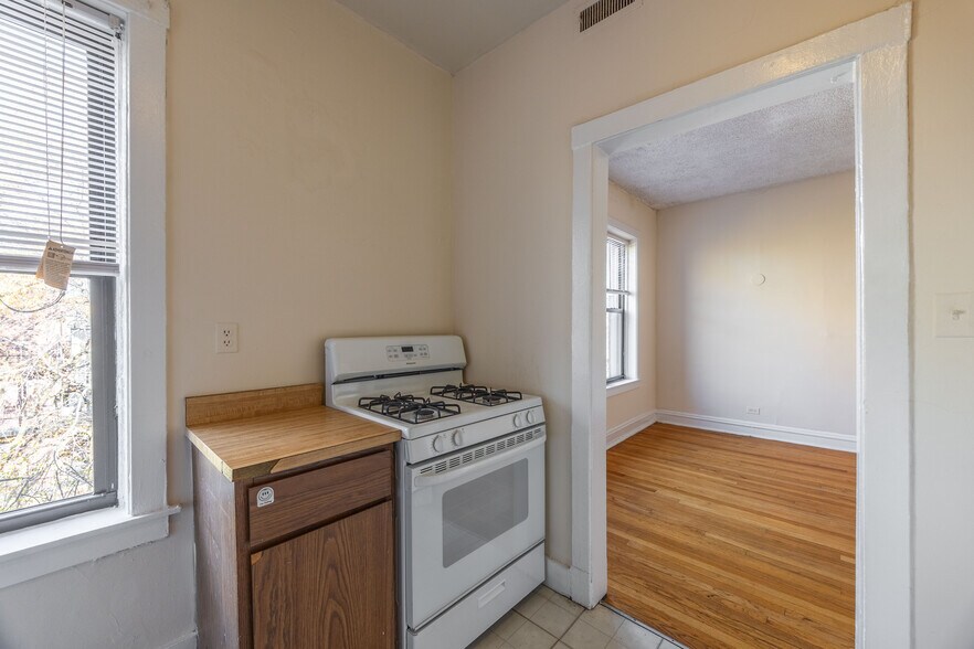 Building Photo - 3523 N Racine Ave