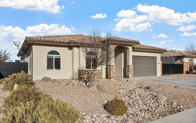 Building Photo - Gorgeous 4 Bedroom Home Surrounded by the Desert Landscape of Southern Utah