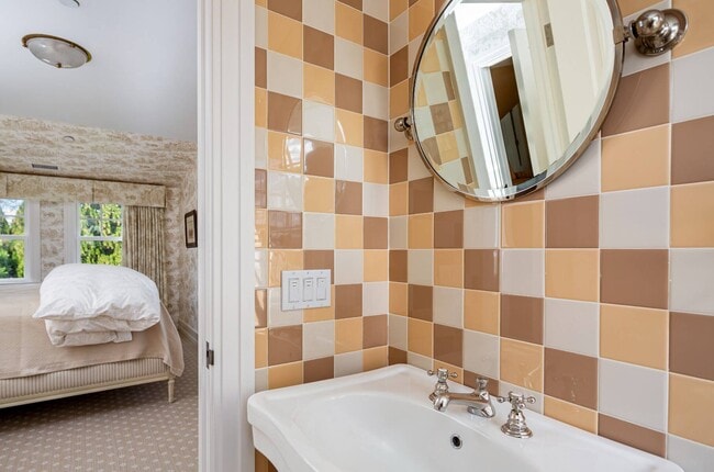 Building Photo - 63 Meadowmere Pl