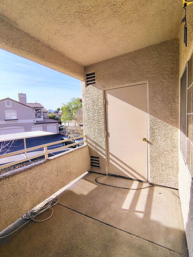 Building Photo - Henderson - 2 bedroom / 2 bath condo