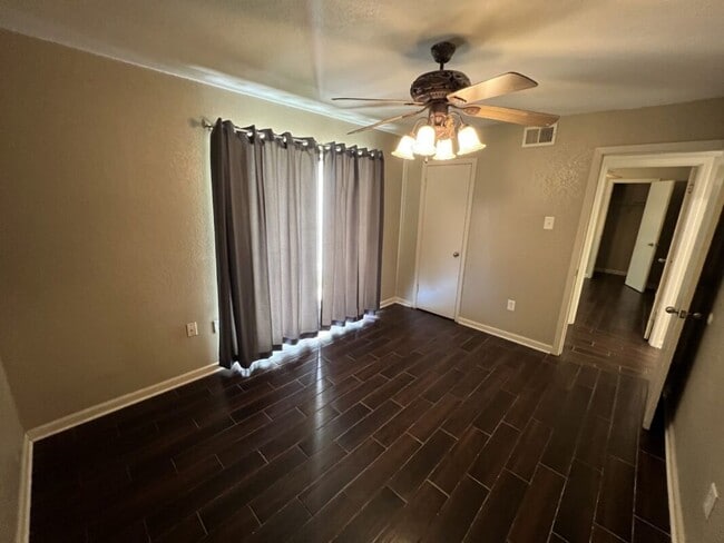 Building Photo - Fully Renovated 3 Bedroom Apartment in Pri...