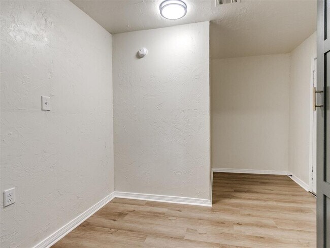 Building Photo - 6114 Jacks Ave
