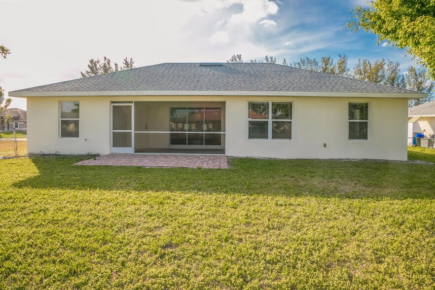 Building Photo - 3013 SW 4th Pl