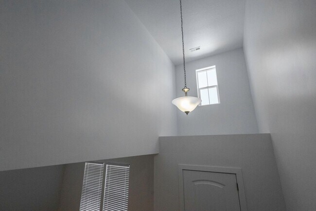Building Photo - Well Maintained, 3 Bedroom and 2.5 Bathroom Townhome in Desert Color! Internet Included!
