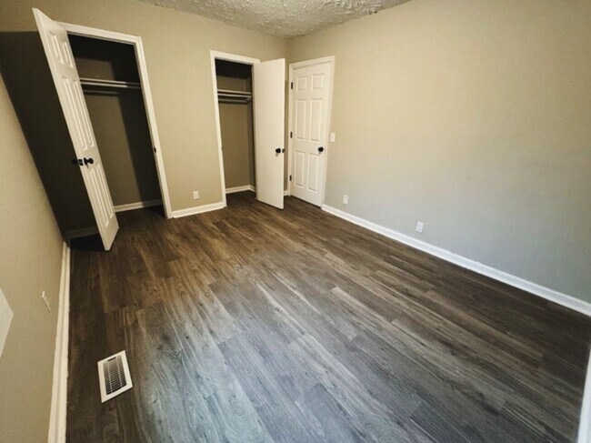 Building Photo - Two Bedroom Duplex near Trinity Hills in N...