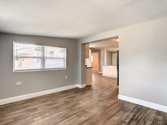 Building Photo - Completely upgraded 3/1 1196 Sq. Ft. with recently renovated bathroom and kitchen with GRANITE& a...