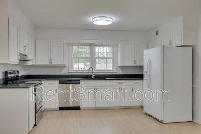Building Photo - 143 Avondale Dr