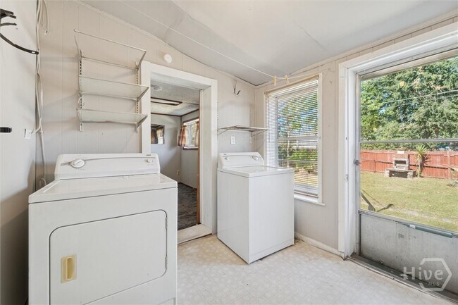 Building Photo - 742 E Park Ave