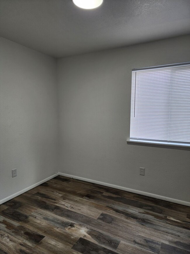 Building Photo - Beautifully Done Home Waiting For You...