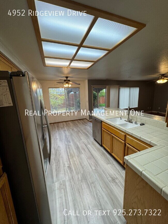 Building Photo - 4952 Ridgeview Dr