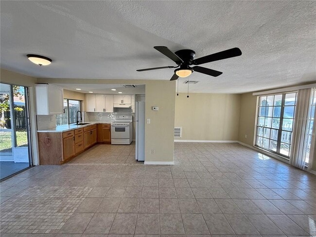 Building Photo - 3931 Claremont Dr