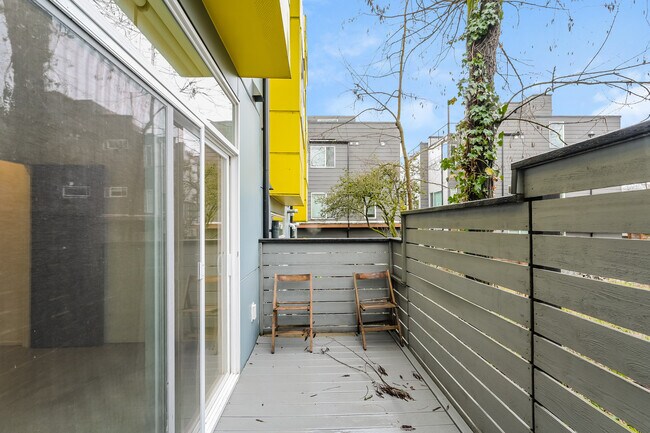 Building Photo - 121A 15th Ave