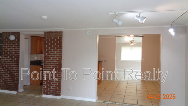 Building Photo - 1204 Crown Dr