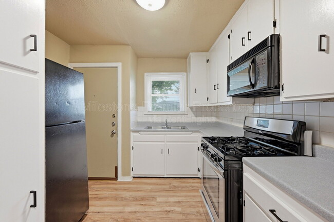 Building Photo - 1701 W Elm St