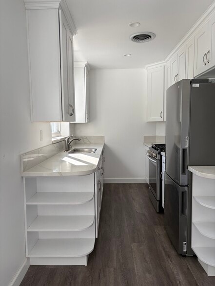 Building Photo - 5516 Vanalden Ave