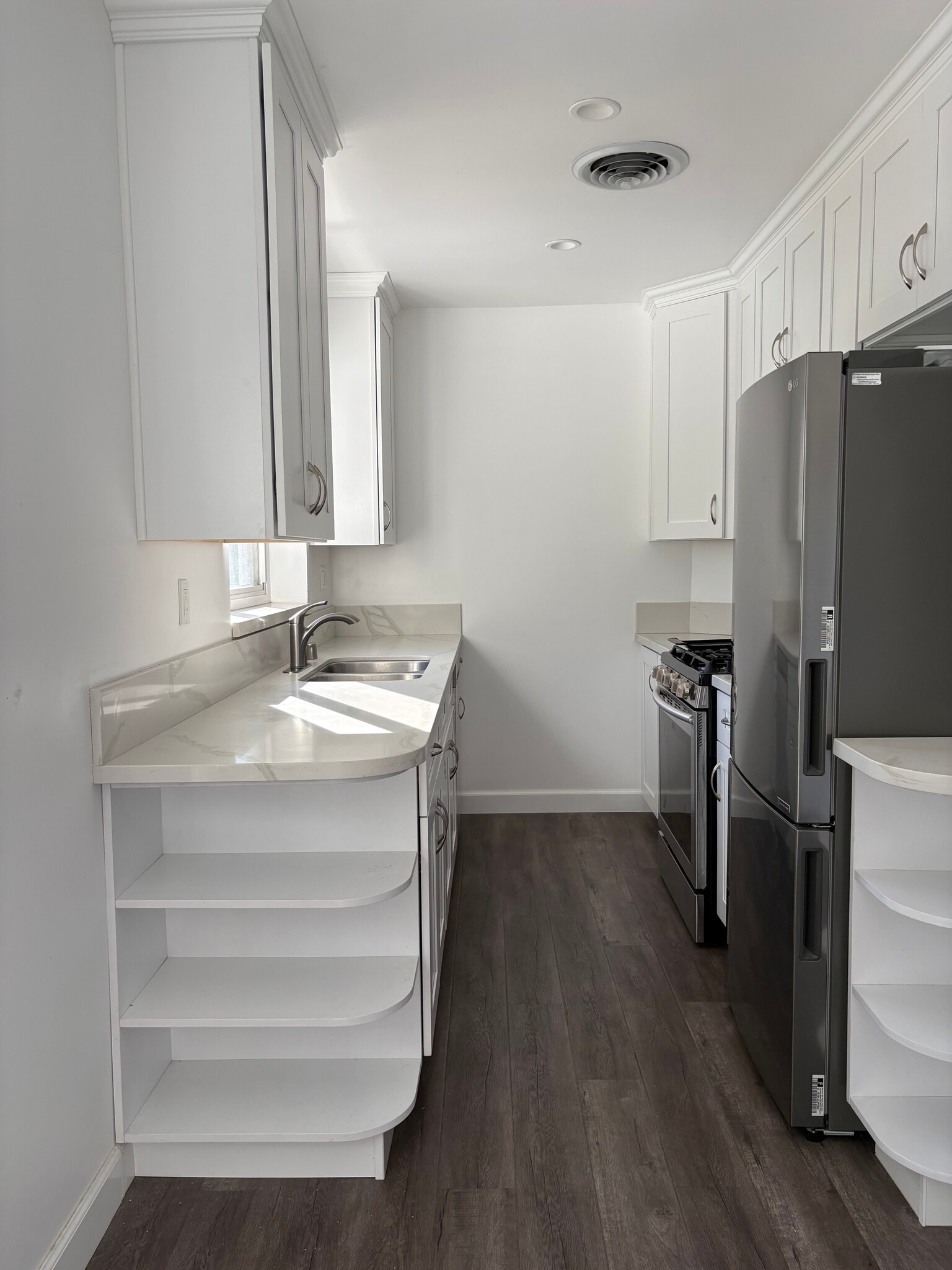 Building Photo - 5516 Vanalden Ave