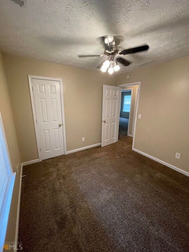 Building Photo - 100 Oak Hill Dr