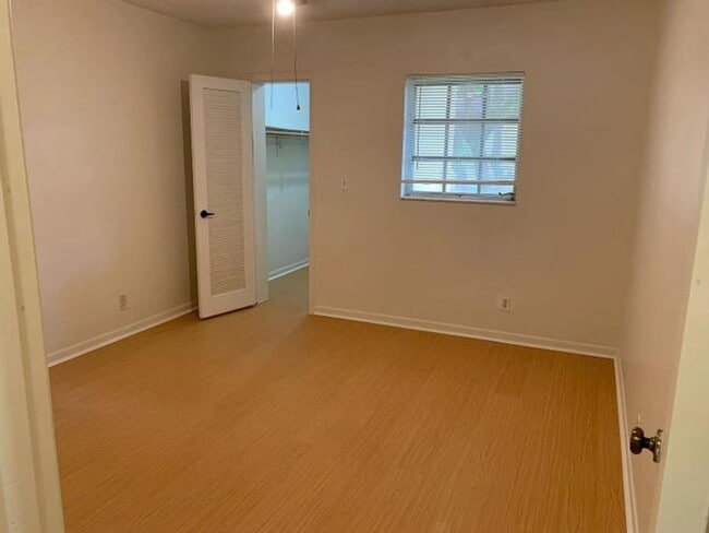 Building Photo - 3060 Riverside Dr