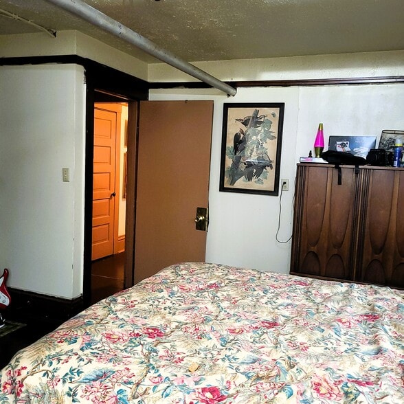 Building Photo - 1925 W 77th St