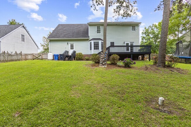 Building Photo - Inviting Jacksonville Home Near Shopping, Dining & Everyday Conveniences