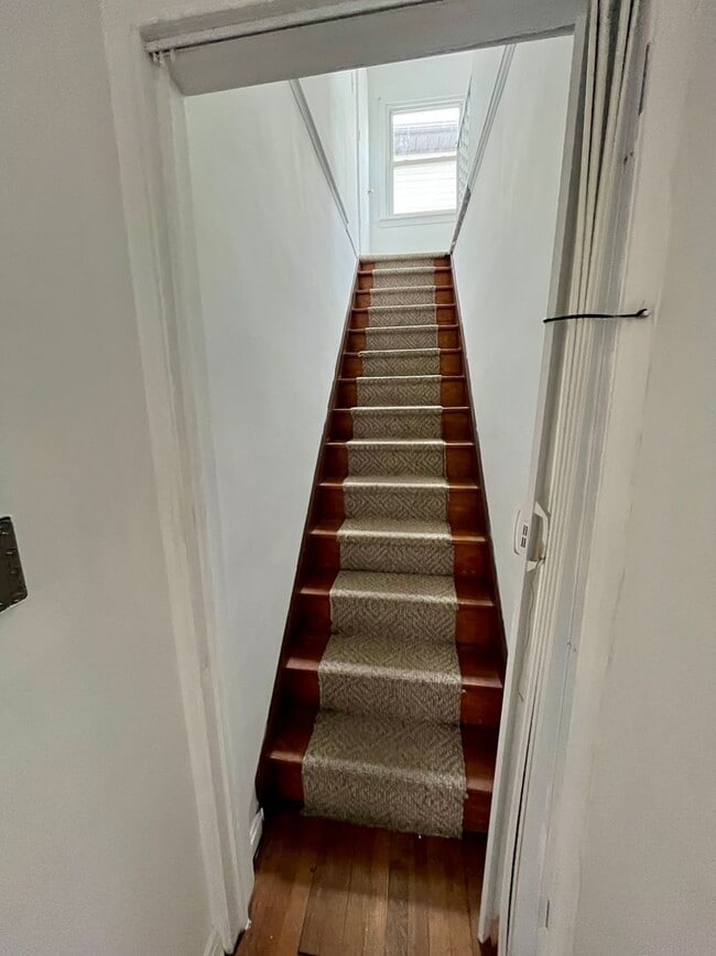 Building Photo - Three Bedroom Single Family House