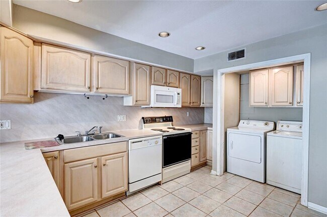 Building Photo - 2610 Princess Ln