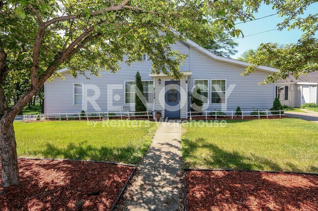 Building Photo - Available July 1st - 1 Bed/1 Bath Triplex in Prior Lake
