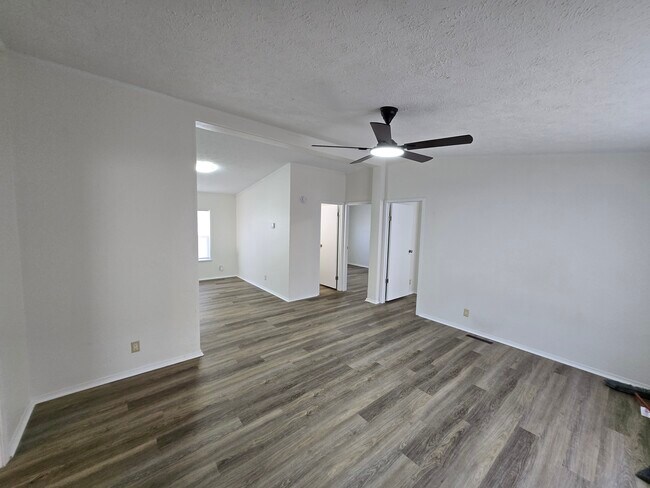 Building Photo - 916 W 65th St S
