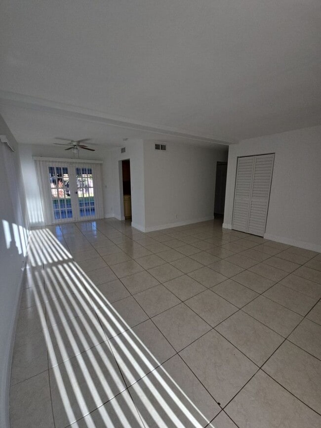 Building Photo - LABOR DAY SPECIAL Great Renovated 3/1 |  Q...