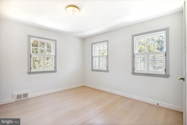 Building Photo - 5508 Dorset Ave