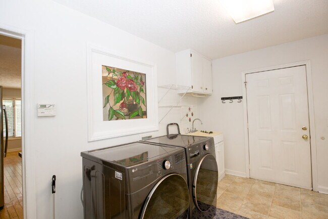 Building Photo - 806 Sumac Ln