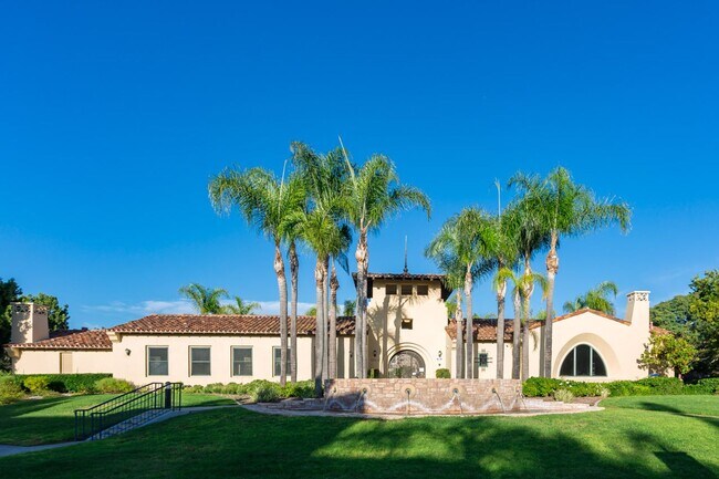 Building Photo - Beautiful Townhome in the heart of East Lake!