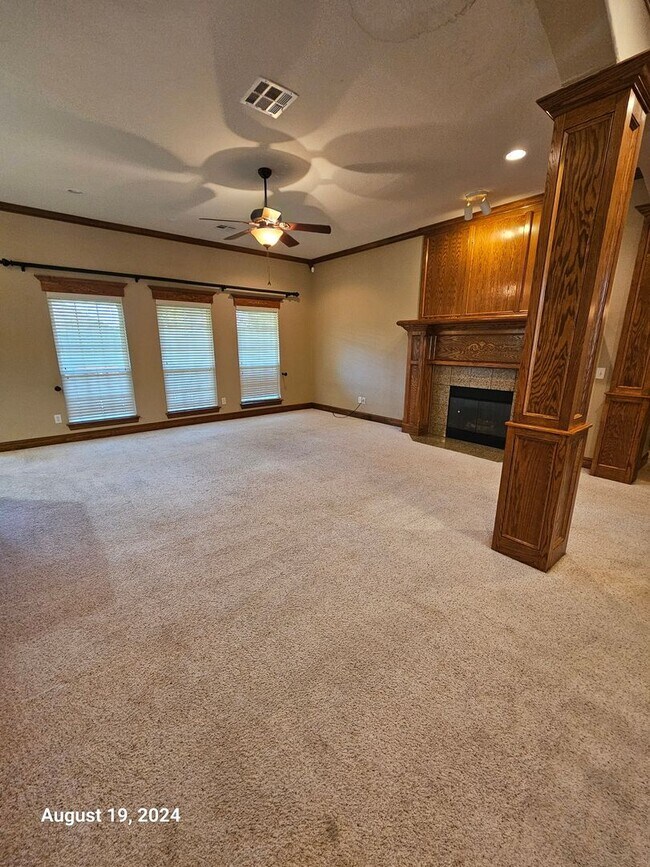 Building Photo - 3 (Bed)/2.5 (Bath) w/ Storm Shelter and Po...