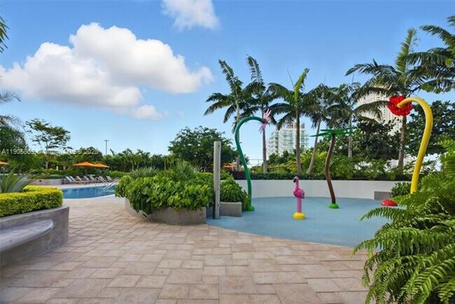 Building Photo - 700 NE 24th St