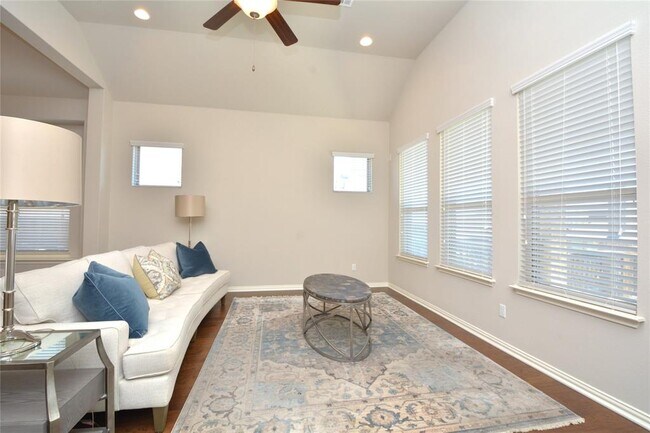 Building Photo - 142 Venice Cove