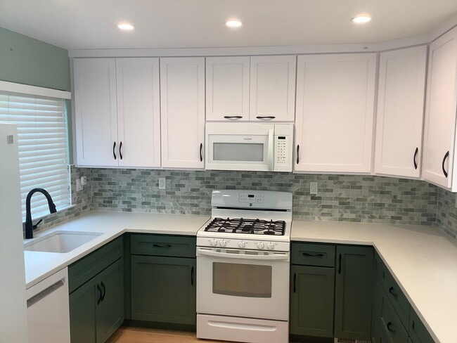 Building Photo - Updated 2 bedroom, 2 1/2 bathroom townhouse in downtown Sebastopol