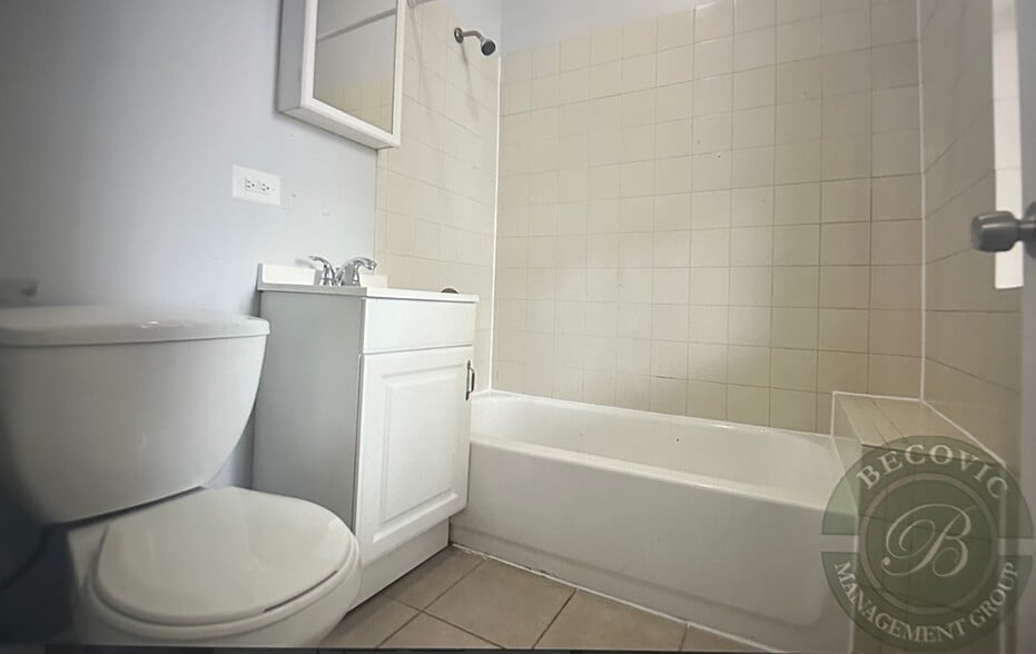 Building Photo - 7445 N Greenview Ave