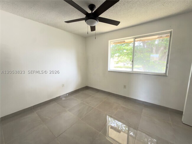 Building Photo - 14010 NE 3rd Ct